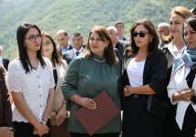 Президент Ильхам Алиев и Первая леди Мехрибан Алиева встретились с жителями города Кяльбаджар (ФОТО/ВИДЕО)