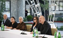 Президент Ильхам Алиев и Первая леди Мехрибан Алиева встретились с жителями города Кяльбаджар (ФОТО/ВИДЕО)