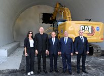 Президент Ильхам Алиев и Первая леди Мехрибан Алиева ознакомились с работами, проводимыми на автомобильной дороге Тоганалы-Кяльбаджар-Истису (ФОТО/ВИДЕО)