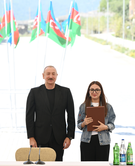 Президент Ильхам Алиев и Первая леди Мехрибан Алиева встретились с жителями города Кяльбаджар (ФОТО/ВИДЕО)