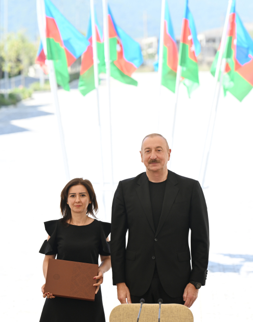 Президент Ильхам Алиев и Первая леди Мехрибан Алиева встретились с жителями города Кяльбаджар (ФОТО/ВИДЕО)