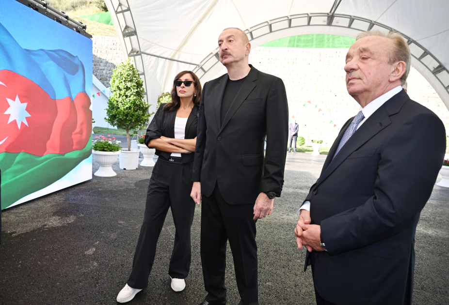 Президент Ильхам Алиев и Первая леди Мехрибан Алиева ознакомились с работами, проводимыми на автомобильной дороге Тоганалы-Кяльбаджар-Истису (ФОТО/ВИДЕО)
