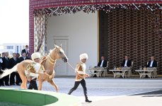 Президенту Азербайджана Ильхаму Алиеву преподнесен в дар ахалтекинский скакун (ФОТО)