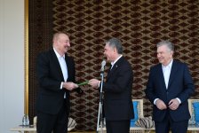 Президенту Азербайджана Ильхаму Алиеву преподнесен в дар ахалтекинский скакун (ФОТО)