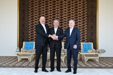 Президенту Азербайджана Ильхаму Алиеву преподнесен в дар ахалтекинский скакун (ФОТО)
