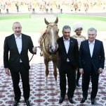Президенту Азербайджана Ильхаму Алиеву преподнесен в дар ахалтекинский скакун (ФОТО)