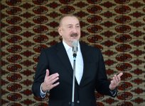 Президенту Азербайджана Ильхаму Алиеву преподнесен в дар ахалтекинский скакун (ФОТО)
