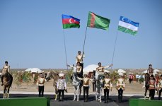 Президенту Азербайджана Ильхаму Алиеву преподнесен в дар ахалтекинский скакун (ФОТО)