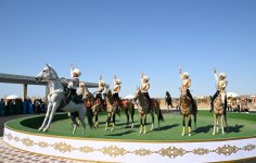Президенту Азербайджана Ильхаму Алиеву преподнесен в дар ахалтекинский скакун (ФОТО)