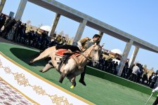 Президенту Азербайджана Ильхаму Алиеву преподнесен в дар ахалтекинский скакун (ФОТО)