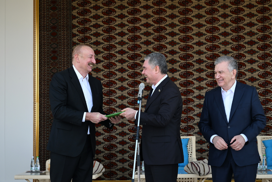 Президенту Азербайджана Ильхаму Алиеву преподнесен в дар ахалтекинский скакун (ФОТО)