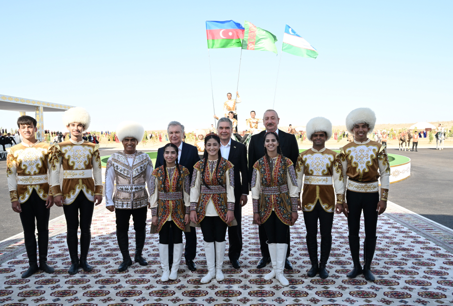 Президенту Азербайджана Ильхаму Алиеву преподнесен в дар ахалтекинский скакун (ФОТО)
