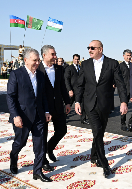 Президенту Азербайджана Ильхаму Алиеву преподнесен в дар ахалтекинский скакун (ФОТО)