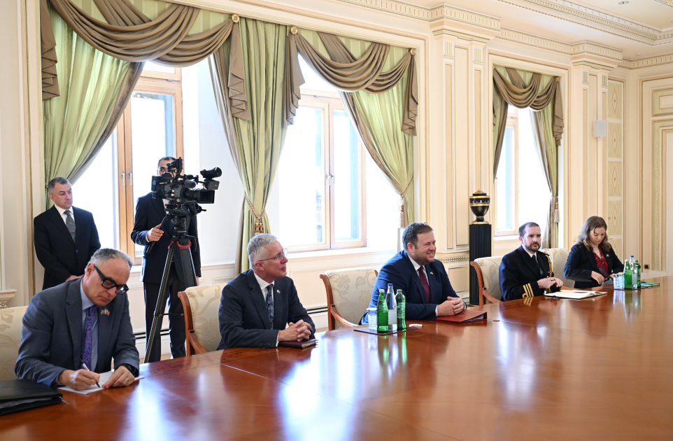 Президент Ильхам Алиев принял государственного министра Соединенного Королевства Великобритании и Северной Ирландии (ФОТО/ВИДЕО)