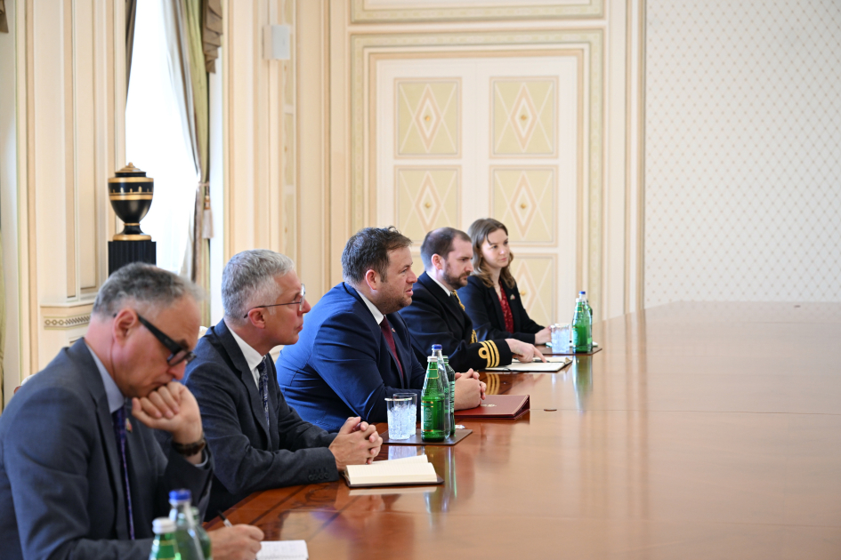 Президент Ильхам Алиев принял государственного министра Соединенного Королевства Великобритании и Северной Ирландии (ФОТО/ВИДЕО)