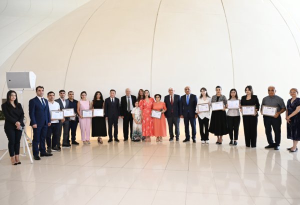 Вице-президент Фонда Гейдара Алиева Лейла Алиева и Арзу Алиева вручили сертификаты участникам курсов китайского языка (ФОТО)