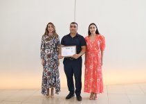 Вице-президент Фонда Гейдара Алиева Лейла Алиева и Арзу Алиева вручили сертификаты участникам курсов китайского языка (ФОТО)