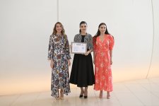 Вице-президент Фонда Гейдара Алиева Лейла Алиева и Арзу Алиева вручили сертификаты участникам курсов китайского языка (ФОТО)