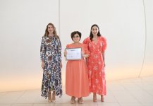 Вице-президент Фонда Гейдара Алиева Лейла Алиева и Арзу Алиева вручили сертификаты участникам курсов китайского языка (ФОТО)