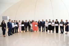 Вице-президент Фонда Гейдара Алиева Лейла Алиева и Арзу Алиева вручили сертификаты участникам курсов китайского языка (ФОТО)