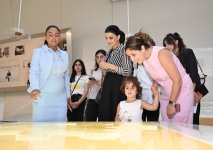 Вице-президент Фонда Гейдара Алиева Лейла Алиева и Арзу Алиева вручили сертификаты участникам курсов китайского языка (ФОТО)