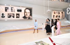 Вице-президент Фонда Гейдара Алиева Лейла Алиева и Арзу Алиева вручили сертификаты участникам курсов китайского языка (ФОТО)