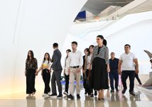 Вице-президент Фонда Гейдара Алиева Лейла Алиева и Арзу Алиева вручили сертификаты участникам курсов китайского языка (ФОТО)