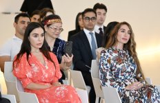 Вице-президент Фонда Гейдара Алиева Лейла Алиева и Арзу Алиева вручили сертификаты участникам курсов китайского языка (ФОТО)
