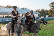 «Лошадиная сила»: в Баку состоялся заезд классических автомобилей и матч по човгану (ФОТО)