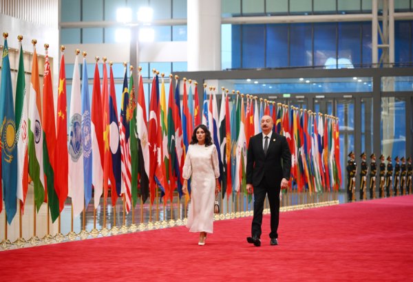 Президент Ильхам Алиев и Первая леди Мехрибан Алиева приняли участие в приеме в честь глав государств и правительств и их супруг в Тяньцзине (ФОТО/ВИДЕО)