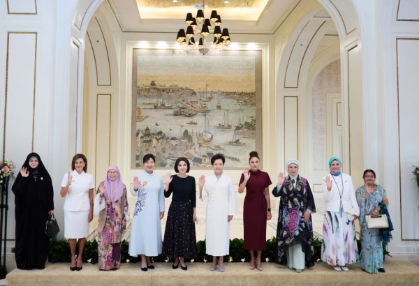 Первая леди Мехрибан Алиева совершила прогулку на лодке вместе с супругами глав государств и правительств, участвующих во встрече в формате «ШОС плюс» (ФОТО/ВИДЕО)