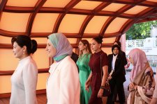 Первая леди Мехрибан Алиева совершила прогулку на лодке вместе с супругами глав государств и правительств, участвующих во встрече в формате «ШОС плюс» (ФОТО)