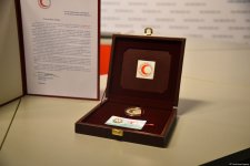 Азербайджанское общество Красного Полумесяца наградило АМИ Trend юбилейной медалью (ФОТО)
