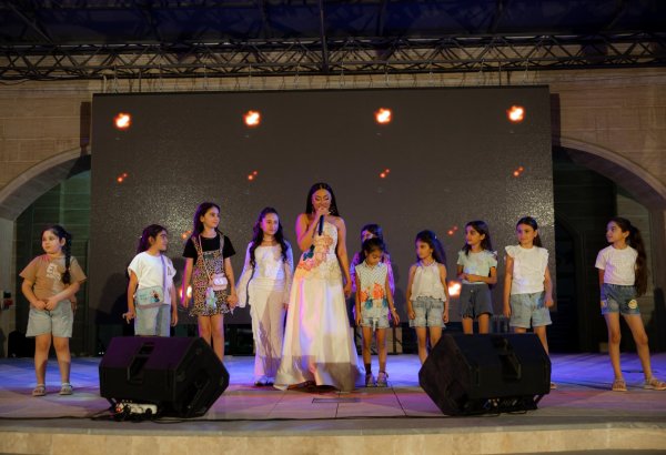 В Нахчыване прошел концерт Аян Бабакишиевой к началу учебного года (ФОТО)