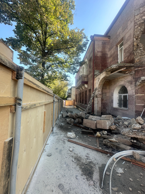 В Ханкенди начался снос здания «МИД» самопровозглашенного режима (ФОТО)