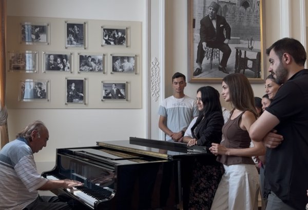 Известные деятели искусства посетили новую мемориальную комнату Рашида Бейбутова (ФОТО)