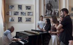 Известные деятели искусства посетили новую мемориальную комнату Рашида Бейбутова (ФОТО)