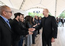 Президент Ильхам Алиев встретился с жителями поселков Гырмызы Базар, Гадрут и села Сос (ФОТО)
