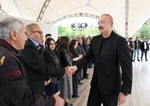 Президент Ильхам Алиев встретился с жителями поселков Гырмызы Базар, Гадрут и села Сос (ФОТО)