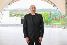 Президент Ильхам Алиев встретился с жителями поселков Гырмызы Базар, Гадрут и села Сос (ФОТО)