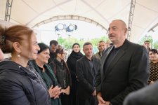 Президент Ильхам Алиев встретился с жителями поселков Гырмызы Базар, Гадрут и села Сос (ФОТО)