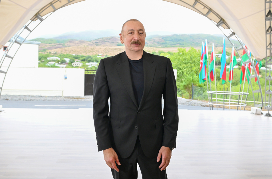 Президент Ильхам Алиев встретился с жителями поселков Гырмызы Базар, Гадрут и села Сос (ФОТО)