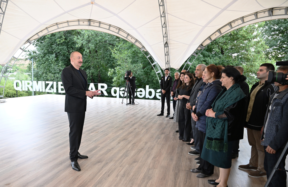 Президент Ильхам Алиев встретился с жителями поселков Гырмызы Базар, Гадрут и села Сос (ФОТО)