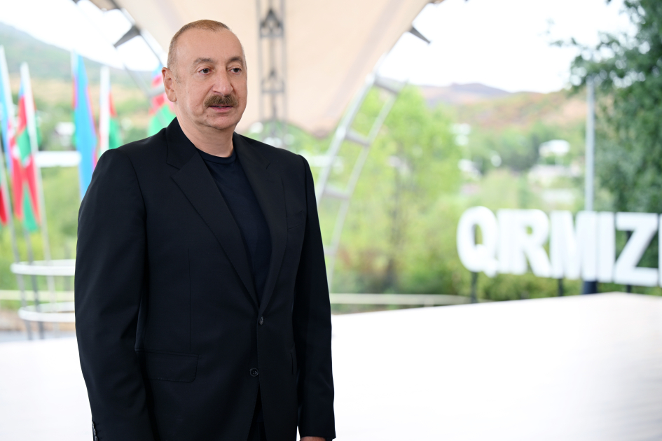 Президент Ильхам Алиев встретился с жителями поселков Гырмызы Базар, Гадрут и села Сос (ФОТО)