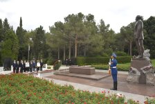 Китайская делегация посетила могилу великого лидера и Аллею шехидов (ФОТО)