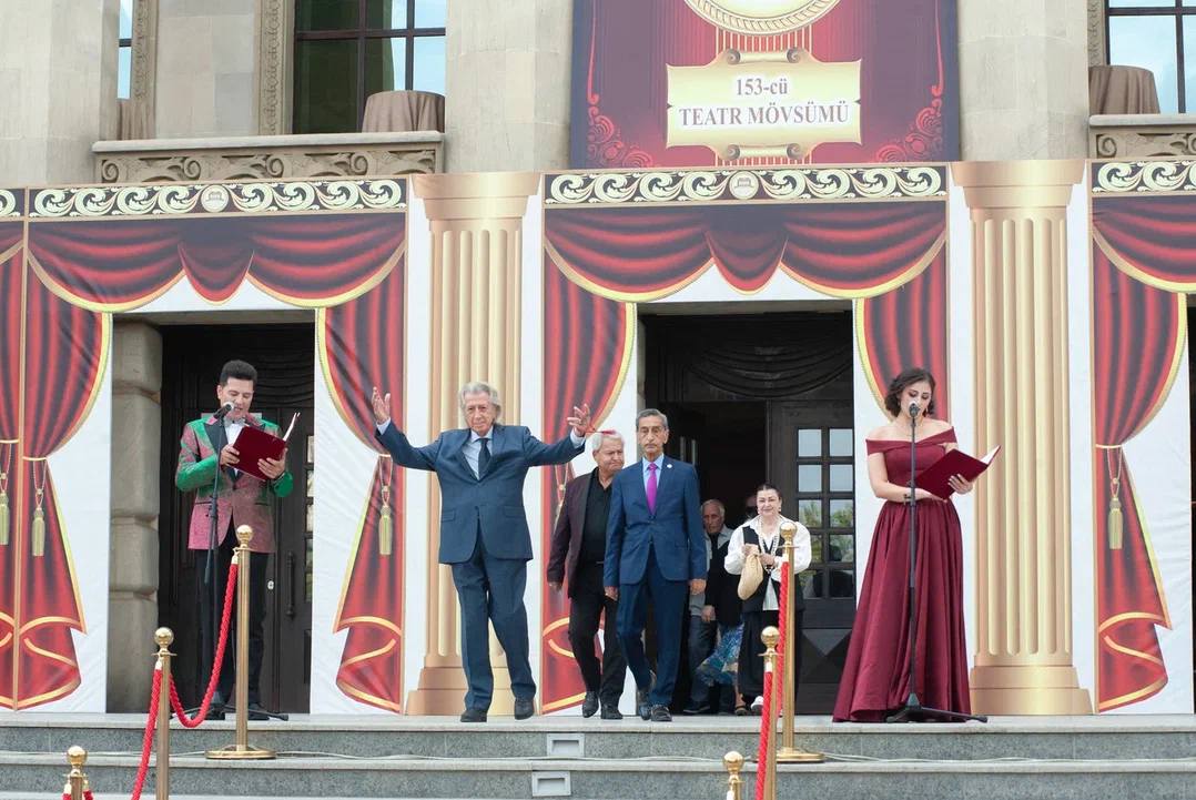 Под открытым небом Баку состоялось красочное открытие нового театрального сезона (ФОТО)