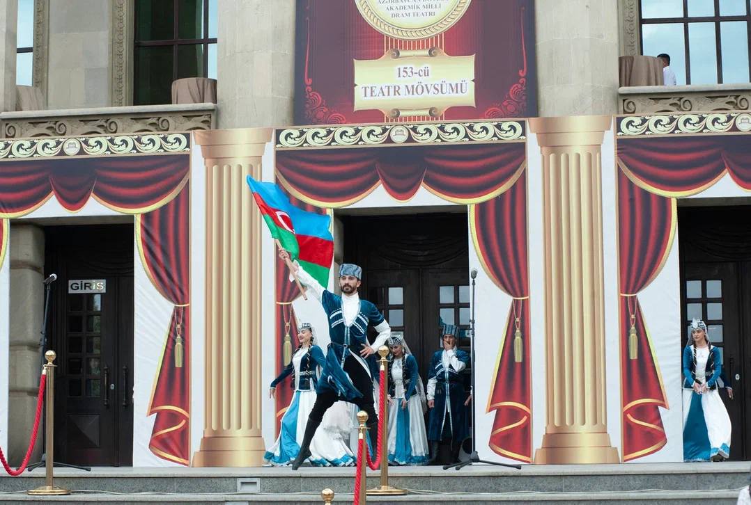 Под открытым небом Баку состоялось красочное открытие нового театрального сезона (ФОТО)