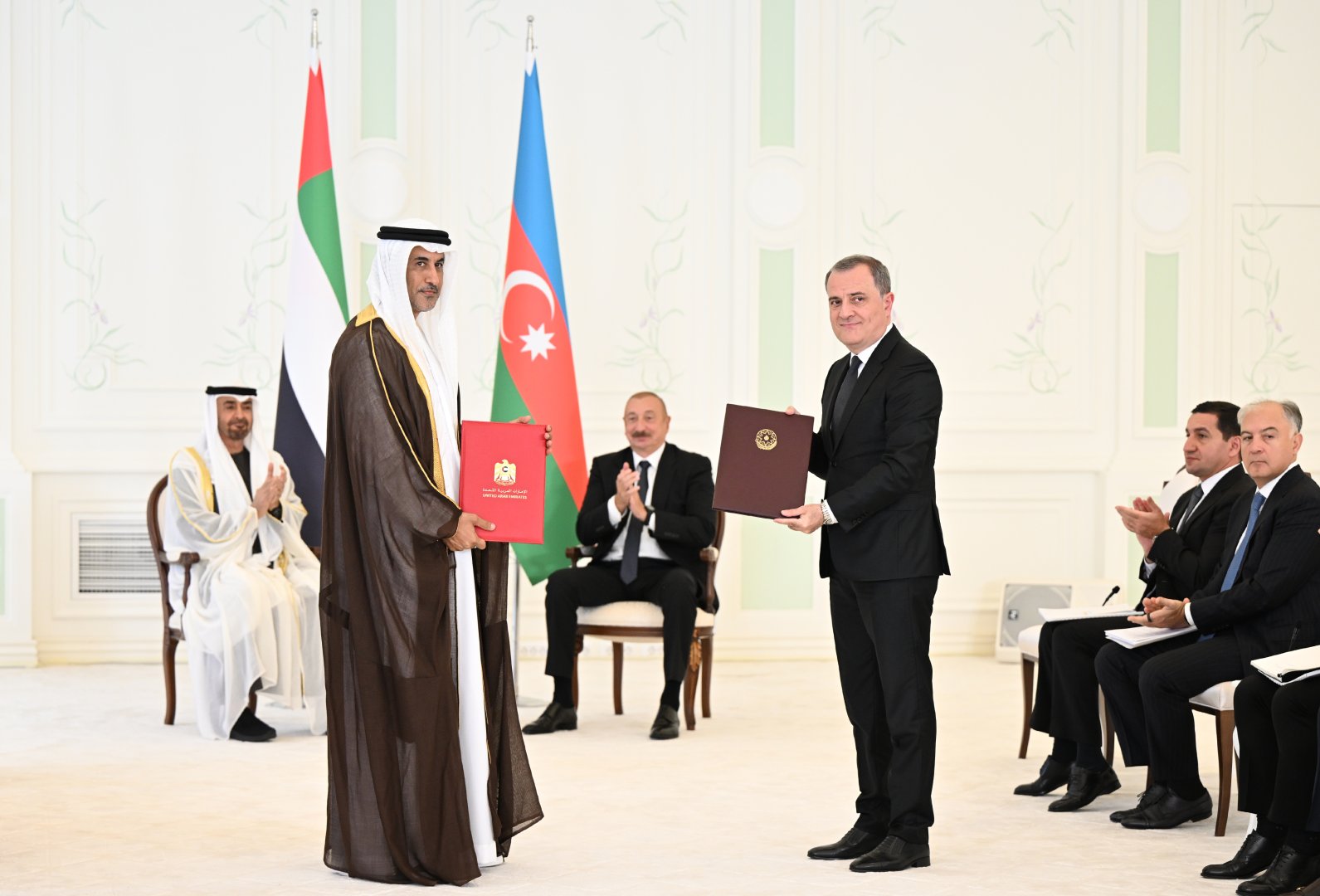 Состоялась встреча Президента Ильхама Алиева и Президента Шейха Мухаммеда бен Заида Аль Нахайяна в расширенном составе, проведен обмен документами между Азербайджаном и ОАЭ (ФОТО)