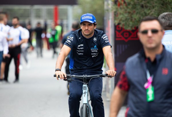 Знаменитые гонщики "Формулы-1" в паддоке: до гонки в Баку остались считаные часы (ФОТО)