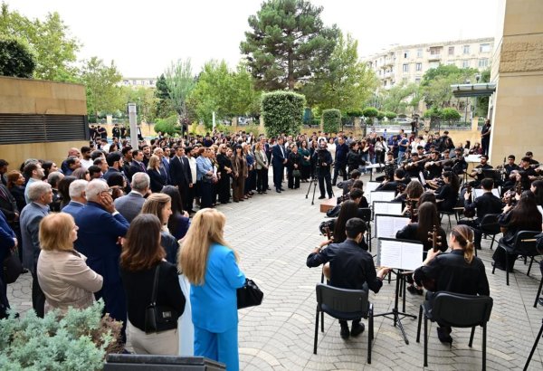 В Баку почтена память выдающихся деятелей культуры и проведен концерт в честь Дня национальной музыки (ФОТО)